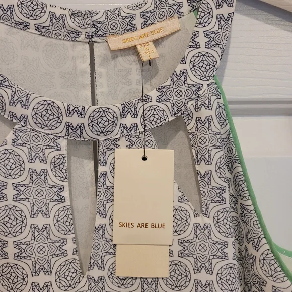 NWT Skies Are Blue Keyhole Top - Picture 3 of 5